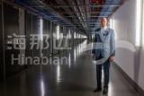 澳洲情报34-图2 局长伯吉斯站在楼内的走廊上.jpg