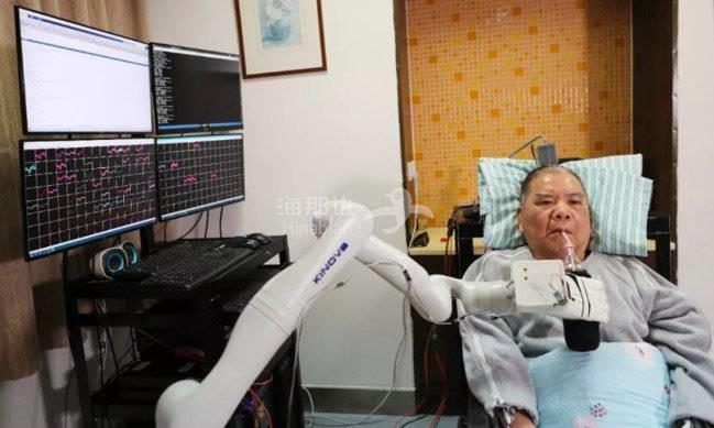 Neuralink 通过脑机接口控制拿饮料.jpg