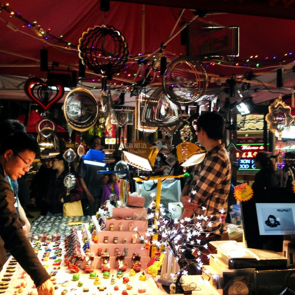 009-shopping-at-the-night-street-market1.JPG