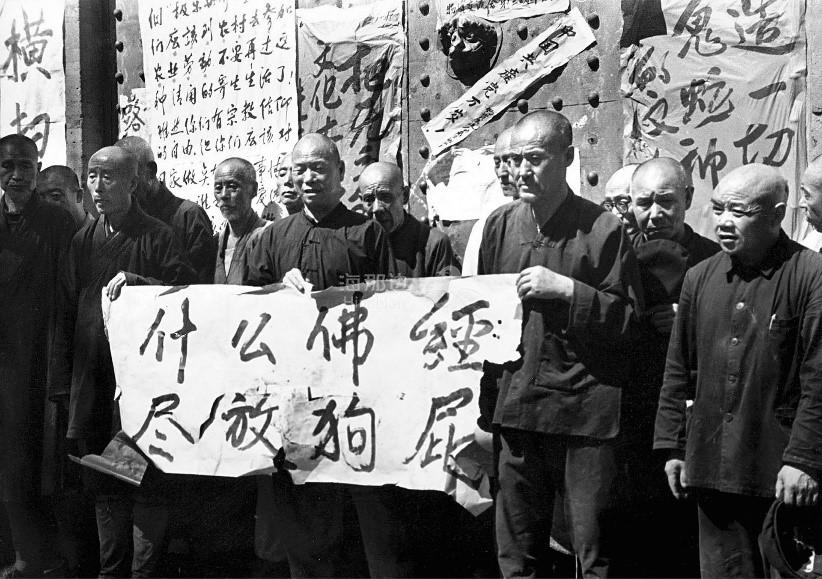 文革期间，一些红卫兵想尽办法羞辱僧侣，令他们尊严扫地.jpg