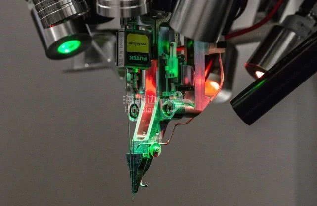 Neuralink 能够进行神经外科手术的机器人.jpg