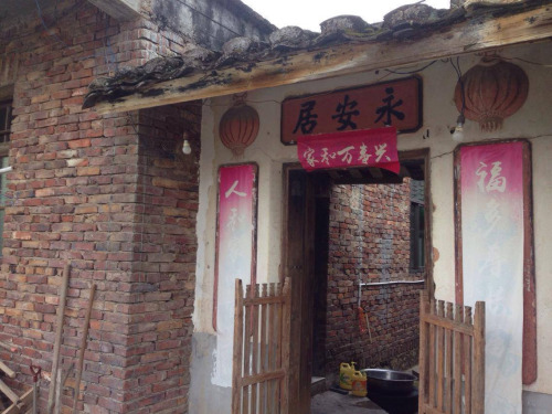 保存完好的“永安居”,是余善恺的太公当年从南洋回国后,在下黄沙村内盖的房子,寓意着世世代代的子孙能够安居。(马来西亚《星洲日报》) ..