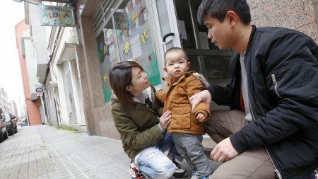 在La coruña省Ferrol市开百元店Feng Ji和Xuli Ye夫妇和孩子 ..