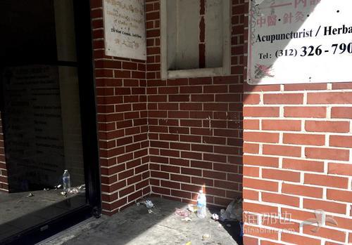 中国侨网舍麦路的店铺拐角，成为游民“重灾区”，入口处时常可见游民留下的垃圾，有的还会发出臭气。(美国《寰球日报》/董宇 摄)
