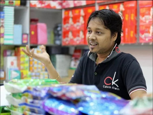 尼哈白天在一家外劳用品零售店当店长;下班后则赶到自己与合伙人的店铺打点一切。(马来西亚《星洲日报》) ..