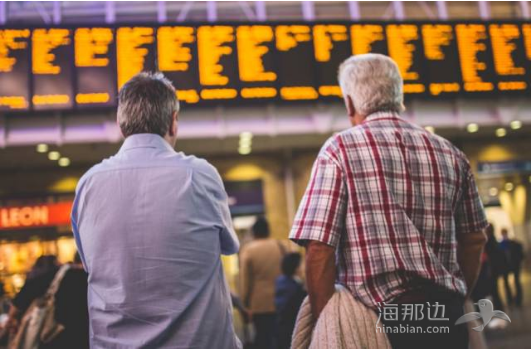 你不到30岁就被循规蹈矩的人生绑架，国外的他们还在满寰球晃