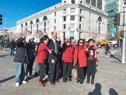 不少小区居民与吴女士(前排右一)在旧金山高等法院门外庆祝这场阶段性的判决“胜利”。(美国《寰球日报》/黄少华 摄)。 ..