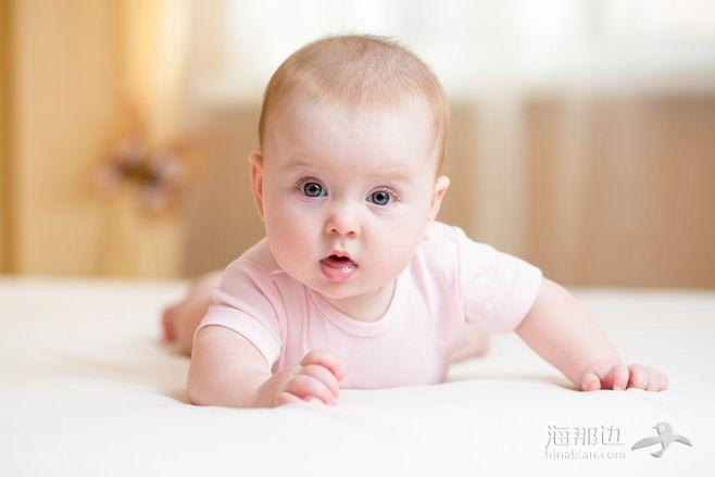 躺着床上的婴儿图片素材