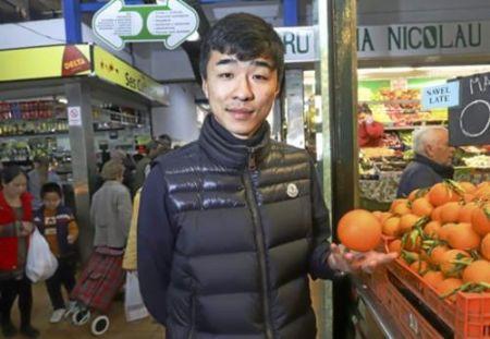 在IBIZA岛经营旅行社的Fang Ji ..