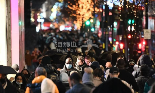 37046496-9071155-Pictured_People_shopping_on_Oxford_Street_in_central_London_on_t-a-203_1608415016301.jpg ..