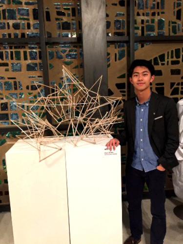 张逸晖曾醉心艺术,其设计作品多次获奖。(张逸晖提供) ..