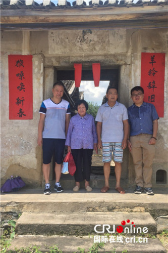 由左向右依次是:邓世轩堂叔(叔婆的孩子)、叔婆(爷爷的堂弟)、堂哥(爷爷哥哥的孙子)、邓世轩(受访者供图) ..