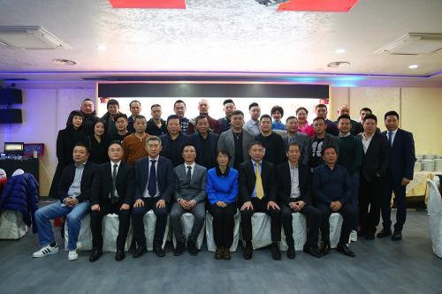 部分温州工商总会会长团成员与大使馆领导合影留念。 ..