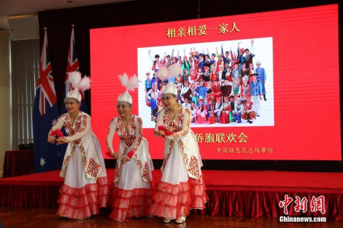 图为华侨华人表演哈萨克族舞蹈。 <a target='_blank' >中新社</a>记者 陶社兰 摄 ..
