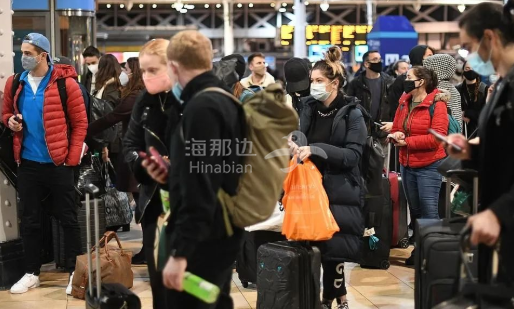 37048102-9071155-People_wait_on_the_concourse_at_Paddington_Station_in_London_on_-a-190_1608413738906.jpg ..