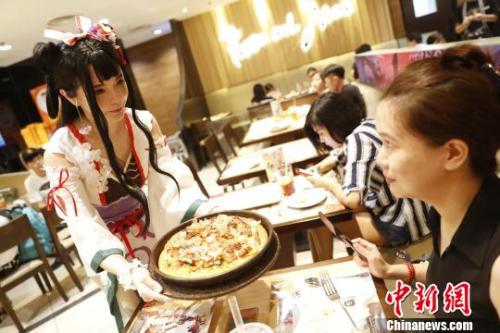 必胜客送餐员cosplay手游达人,为中国吃货送上美食。张亨伟 摄 ..