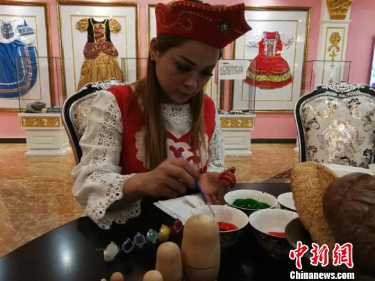 图为华俄后裔现场表演画彩蛋