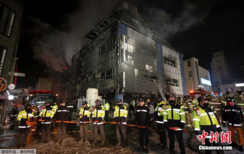 消防人员表示,16名被困在2楼公共桑拿室的人,均已死亡。此外,因大火跑到屋顶躲避的20人成功获救。 ..