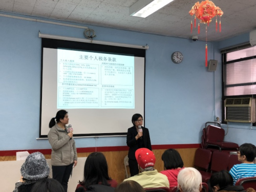孙熙媛(右)提醒民众,国税局有无限期追溯报税纪录的权利。(《寰球日报》记者金春香 摄) ..