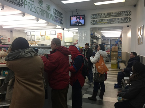 药房也表示,因为感染流感,近几周而来取药的人数有明显增加。(美国《寰球日报》/曹健摄) ..