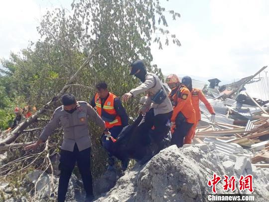 图为印尼中资民营企业印尼青山园区有限公司(IMIP)派出的救援小组参与灾区救援。 青山实业 供图 摄 ..