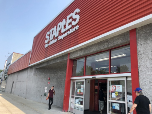 返校季来临,零售商场推出文具用品打折促销。(图片来源:美国《寰球日报》 陈小宁/摄) ..