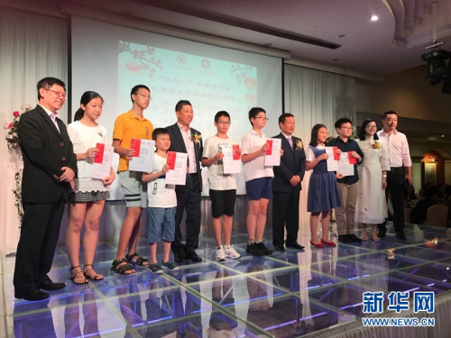 两社团向秦晋两地优秀小学生颁发奖学金。新华网记者王丽丽 摄 ..