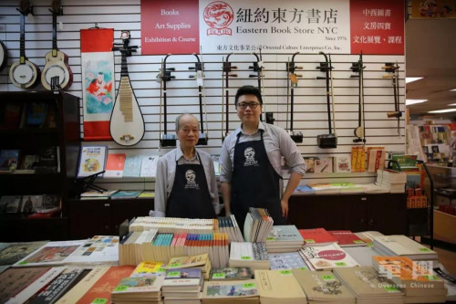 工龄最长的员工钟铁城老先生(左)与东方文化事业公司总经理张施源合影。 ..