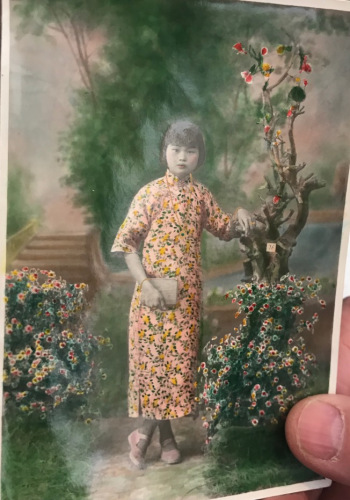梁晋展示姑姑的照片。(美国《寰球日报》/牟兰 翻拍) ..