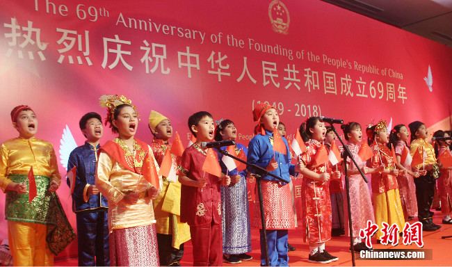 图为少年儿童高唱中印尼两国国歌。 林永传 摄 