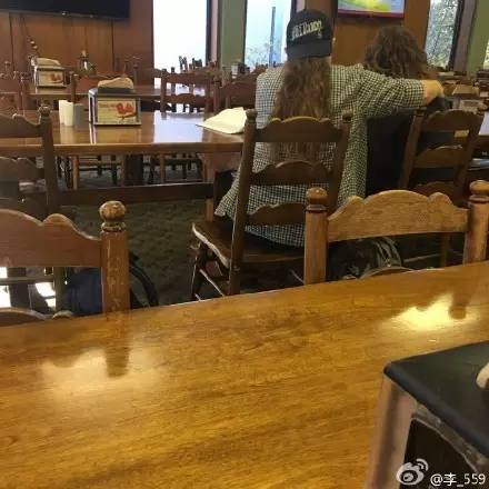 川普上位后，支持希拉里的民众们崩溃方式各不同，递纸巾