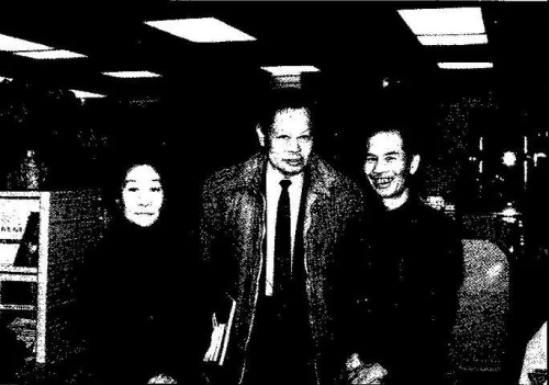 20世纪80年代,盛名物理学家杨振宁(中)到访书店。图为杨振宁夫妇和刘振翼(右)。 ..