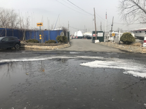 鲍威尔科夫大道一经雨雪后,周边地区变成泽国,天冷后积水都冻成冰路。(记者牟兰 摄) ..