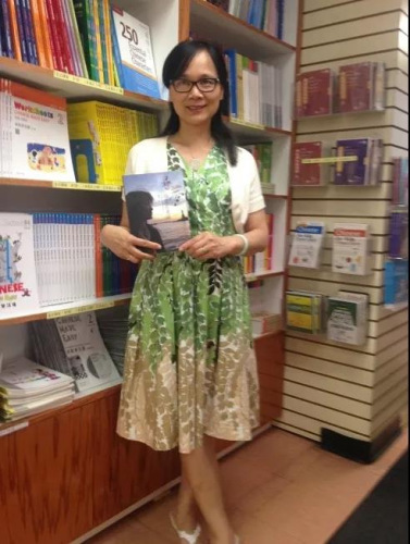 旅美华人作家邱雯女士,目前她在美国历史最悠久的女子中学(林顿豪女子中学,Linden Hall)任教。(图片来自受访者) ..