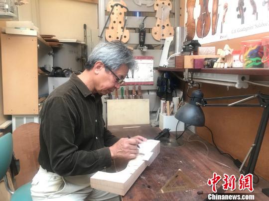 陆伟光在工作间准备制作提琴。 陶社兰 摄 ..