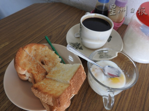 热咖啡、烤面包、半生熟鸡蛋,是不论贫富皆喜欢的廉价美食。(马来西亚《星洲日报》) ..