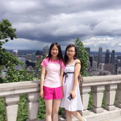 枫桥移民教育集团创办人王琳玲(右)和女儿郑恩雅(受访者供图) ..