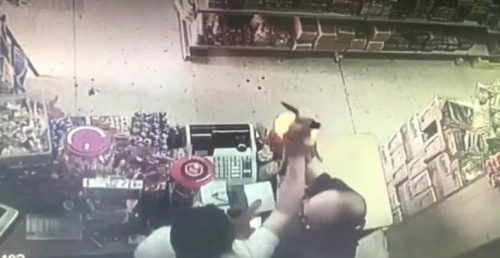 嫌疑人持刀抢劫华人店铺视频截图 ..