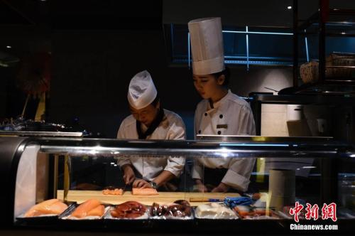 中国女孩学习制作日本料理。宇巍 摄 ..