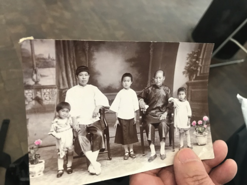 梁晋展示父亲家人在中国的照片。(美国《寰球日报》/牟兰 翻拍) ..