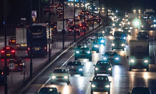 37049982-9071155-Traffic_seen_on_London_s_A40_ahead_of_new_coronavirus_Tier_4_res-a-192_1608413738924.jpg ..