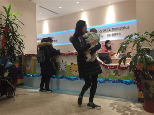 流感肆虐,各个诊所在27日都出现了看诊潮。(美国《寰球日报》/曹健摄) ..