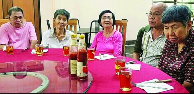 在恩典乐龄苑院长邱得意的安排下,王桂枝(中)早前在双亲节时与大家共享晚餐。(马来西亚《光华日报》) ..