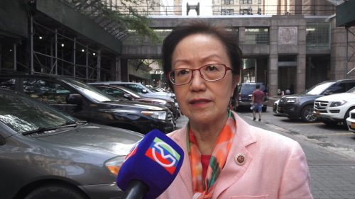 纽约市议员陈倩雯接受美国中文网记者王依依采访,她的背后就是白街125号曼哈顿拘留中心。(美国中文网) ..