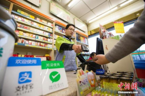 2016年12月1日,山西太原,民众正在使用手机支付。 <a target='_blank' >中新社</a>记者 张云 摄 ..