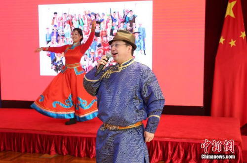 图为蒙古族歌手演唱《祝酒歌》。 <a target='_blank' >中新社</a>记者 陶社兰 摄 ..