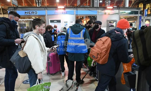 37048098-9071155-People_go_through_barriers_to_catch_trains_at_Paddington_Station-a-191_1608413738909.jpg ..