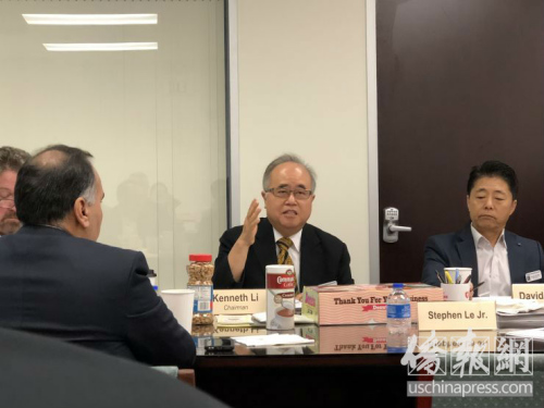 9月12日,西南区管委会主席李雄(中)在月度安全会议上称,中国城是在面对有组织的犯罪分子。(图源:侨报记者陈琳摄) ..