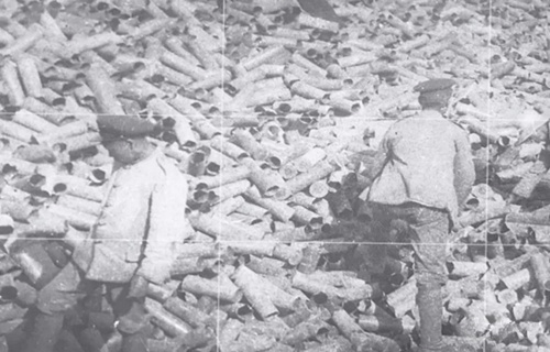 1919年中国劳工在一片废弃的炮弹壳之中。(法国欧洲时报网资料图 图片来源:威廉·詹姆斯·霍金个人收藏,版权归约翰·德·路西所有) ..
