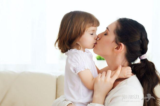 和妈妈亲嘴的小孩子图片